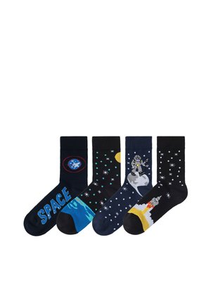 Vier donkergekleurde sokken met ruimtevaartontwerpen, waaronder een ruimteschip, sterren, een astronaut op de maan en een raketlancering.