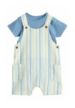 Camisa azul de manga corta para niño pequeño con peto de rayas blancas, azules y verdes, con botones y bolsillos delanteros.