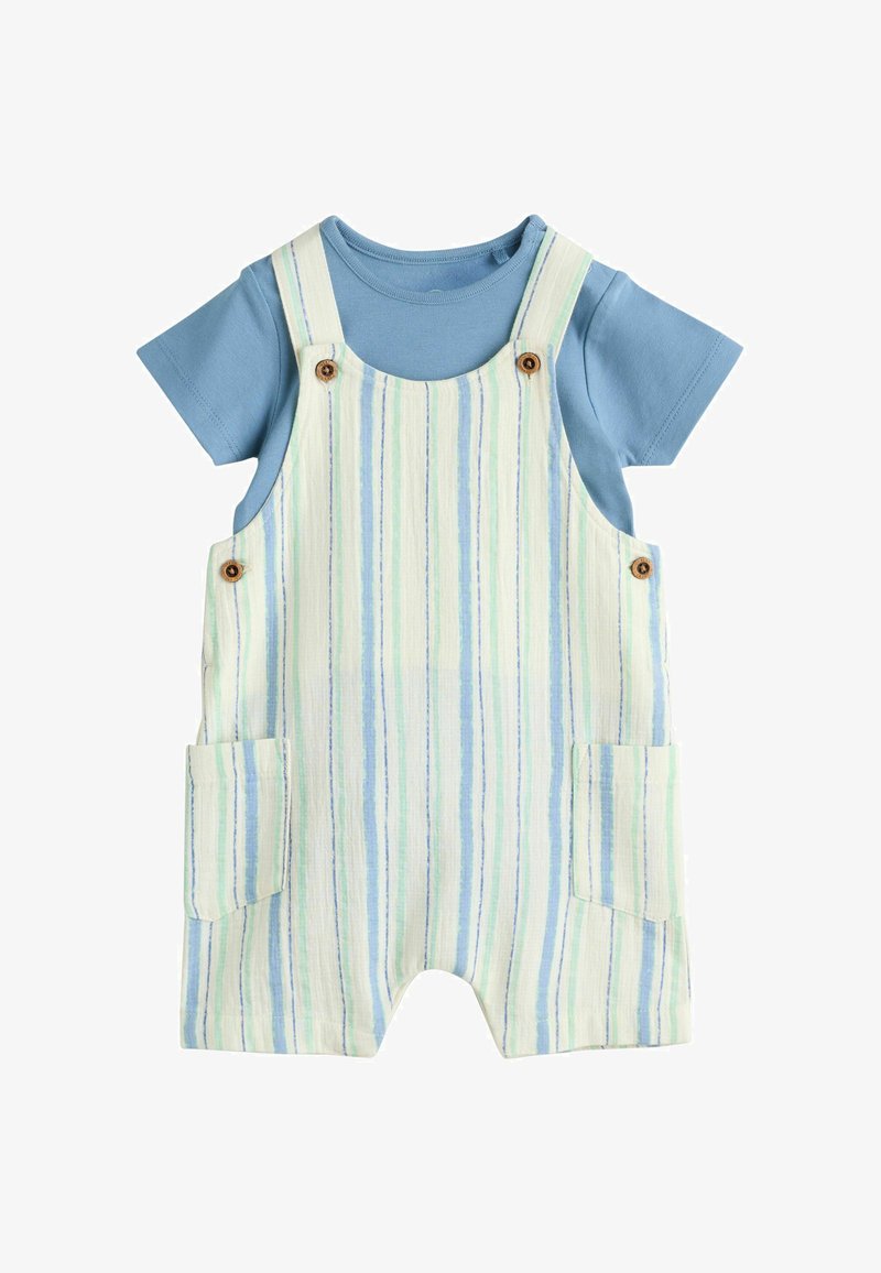 Chemise bleue à manches courtes pour tout-petit avec une salopette rayée blanche, bleue et verte, dotée de boutons et de poches avant.