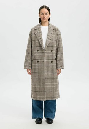 - Klasyczny płaszcz