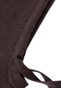 Abbigliamento lavorato a maglia marrone scuro con una consistenza morbida, caratterizzato da un collo rotondo e un accento legato sul lato.