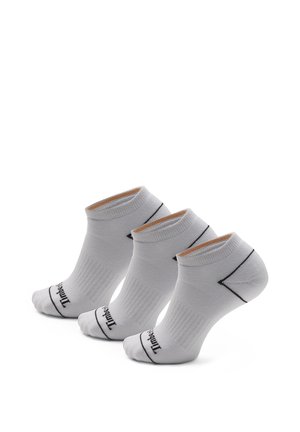 Hvide bomuldsankelsokker med ribbet tekstur, sort kant og logodetalje ved tåen. Tre par vist i række.