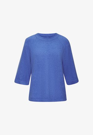Blauer Strickpullover mit Ellbogen-langen Ärmeln und rundem Halsausschnitt, vor weißem Hintergrund präsentiert.