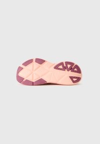 Schuhsohle mit einem pinken und lila Gummidesign, das eine strukturierte Oberfläche mit geometrischen Mustern und Traktionselementen aufweist.