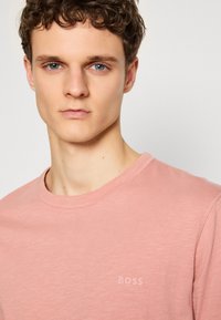 BOSS TEGOOD - Basic póló - open pink