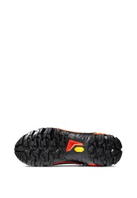 Suola in gomma nera con battistrada profondo e modelli di trazione, con accenti arancioni e un logo Vibram giallo vicino al tallone.