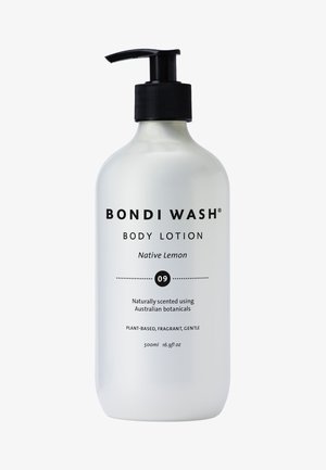 Weiße Kunststoffflasche mit einem schwarzen Pumpendeckel, beschriftet mit "BOND I WASH BODY LOTION", weist ein minimales Design auf, hat ein Fassungsvermögen von 500 ml und duftet botANISCH.