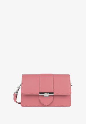 Borsa a tracolla in pelle rosa con chiusura a patta, hardware argentato e tracolla rimovibile. Presenta tre sezioni verticali e un piccolo dettaglio a linguetta.