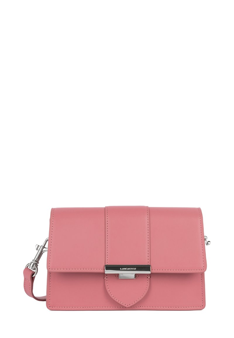 Borsa a tracolla in pelle rosa con chiusura a patta, hardware argentato e tracolla rimovibile. Presenta tre sezioni verticali e un piccolo dettaglio a linguetta.