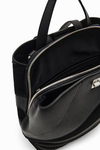 Schwarze Handtasche aus Leder und Stoffmaterialien, mit einem Reißverschlussfach, mehreren Fächern und strukturiertem Design.