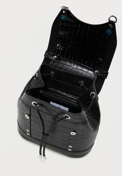 Μαύρη τσάντα τύπου bucket με ανάγλυφο κροκοδίλιου σχέδιο, κλείσιμο με κορδόνι, ασημί αξεσουάρ και επενδεδυμένο εσωτερικό που περιλαμβάνει μία τσέπη με φερμουάρ.