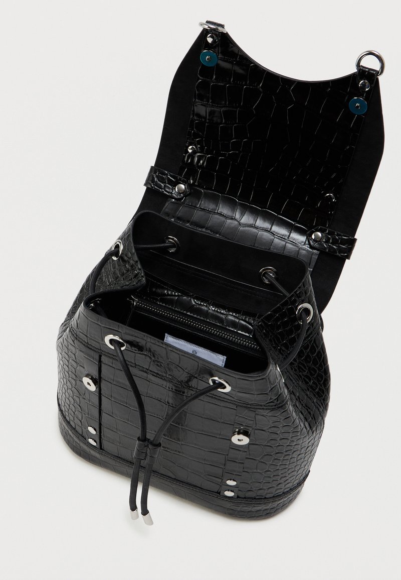 Borsa a secchiello nera con stampa a coccodrillo, chiusura con coulisse, hardware argentato e interno foderato con tasca con zip.