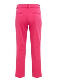 Lyserøde skræddersyede bukser med bæltestropper og to baglommer med slidser, vist bagfra på en hvid baggrund.