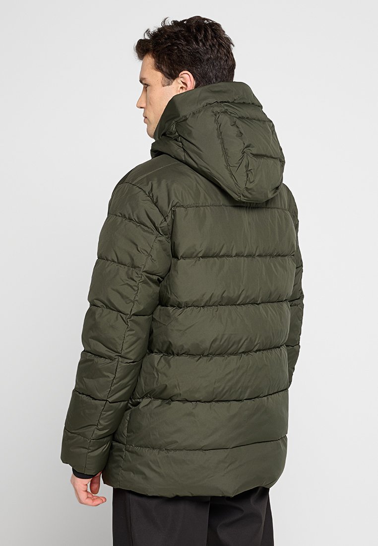 Olivgrüne Daunenjacke mit Kapuze, ausgestattet mit gesteppten Paneelen, einer glatten Textur und einem lockeren Schnitt, ideal für kaltes Wetter.