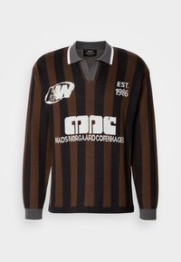 Maglione a righe marroni e nere con colletto grigio, caratterizzato da testo e logo bianchi. Maniche lunghe con polsini a costine e vestibilità rilassata.