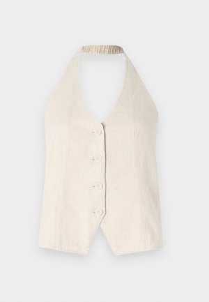 Krémový halter top vyrobený z lnu, s hlubokým výstřihem ve tvaru V a pěti knoflíky potaženými látkou vpředu. Detail nařaseného výstřihu.