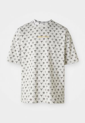 Valkoinen T-paita, jossa on koko pinnassa pieniä mustia kuvioita, mukaan lukien logoja ja symboleja. Teksti "CARLO COLOCCI" kultaisena. Lyhyet hihat, pyöreä kaula-aukko.