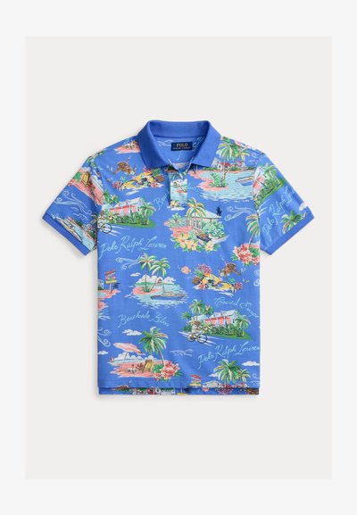 Μπλε πόλο μπλούζα με κοντά μανίκια και τροπικό σχέδιο που απεικονίζει φοίνικες, παραθαλάσσιες σκηνές και κεντημένα λογότυπα. Κατασκευασμένη από βαμβάκι με κλασική εφαρμογή.