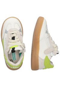 Witte en grijze sneaker met limoen groene accenten, gestructureerd leer, rubberen zool en contrasterende zwarte veters. Klittenbandsluiting op één schoen.