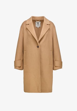 Manteau en mélange de laine beige avec un col cranté, fermeture à un bouton, poches latérales et grands poignets. Silhouette lisse et droite.