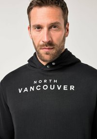 Czarna bluza z kapturem, na piersi biały napis "NORTH VANCOUVER". Miękka tkanina i minimalistyczny design.