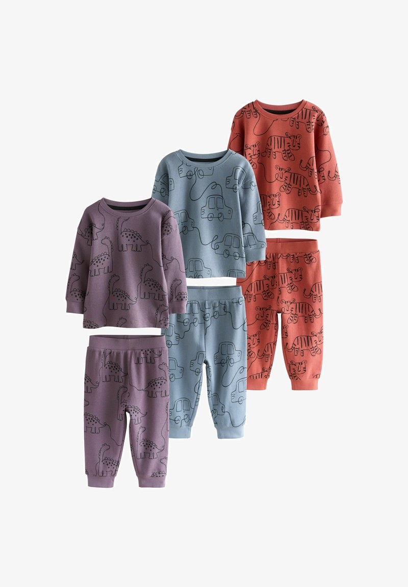 Set van kinderkleding: paars met dinosaurussenprint, blauw met autoprint en oranje met tijgerprint, allemaal in comfortabele stof.