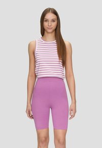 Shorts de vélo légers de couleur violet associés à un débardeur sans manches rayé en violet clair et blanc. Texture lisse, coupe décontractée.