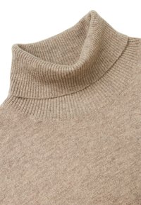 Beige gerippter Strickpullover mit umgeschlagenem Kragen, der die Stofftextur und die Nähdetails in Nahaufnahme zeigt.