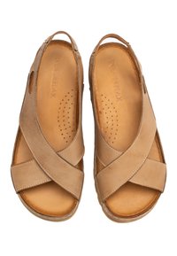 Beżowe skórzane sandały z krzyżującymi się paskami, teksturowana powierzchnia, wyściełane wkładki, otwarty tył i perforowana wkładka dla wentylacji.