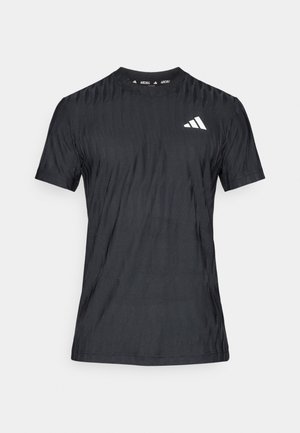 Maglietta sportiva nera a maniche corte con design testurizzato e logo bianco sul petto sinistro. Realizzata in materiale leggero e traspirante.