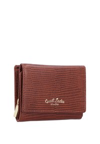 Pruun nahast rahakott tekstuurse mustriga, voltimisflapi ja kuldse "Gusti Leder studio" logoga esiküljel.