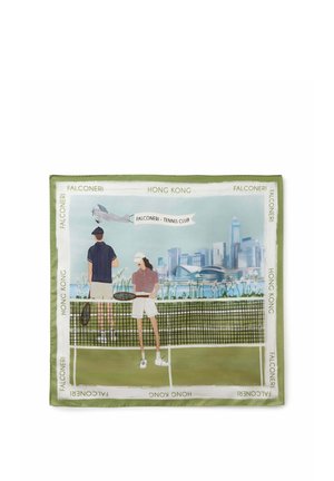 To tennisspillere med ketchere står ved et net med udsigt over Hongkongs skyline, med et flybanner med teksten "Falconeri - Tennis Club."