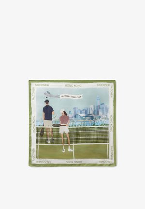 To tennisspillere med ketchere står ved et net med udsigt over Hongkongs skyline, med et flybanner med teksten "Falconeri - Tennis Club."