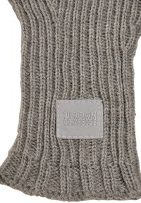 Mănușă dintr-un tricot gri, cu textură ribbed și o etichetă rectangulară inscripționată cu "URBAN CLASSICS" în litere embossate.