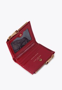 Portafoglio in pelle rossa di alta qualità con hardware color oro, finestra trasparente per l'ID, slot per carte e scomparto con zip per monete o piccoli oggetti.