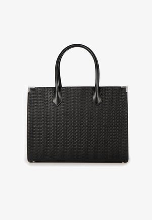Borsa tote nera con motivo intrecciato, superficie testurizzata, manici in pelle liscia e dettagli in metallo color argento agli angoli.