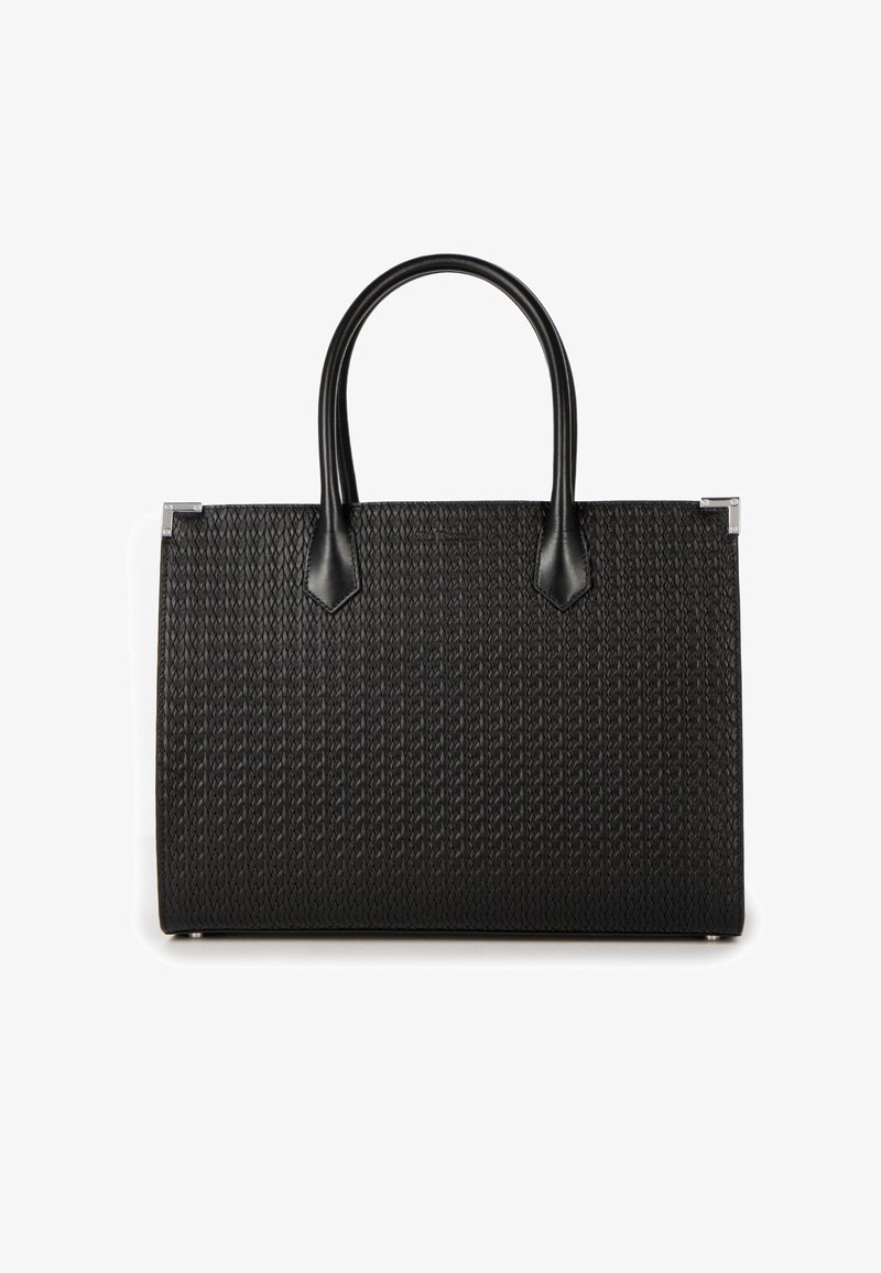 Zwarte shopper met een geweven patroon, een gestructureerd oppervlak, gladde leren handvatten en zilverkleurige metalen accenten op de hoeken.
