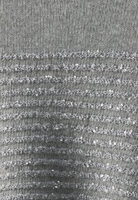 Grijze gebreide trui met een gestructureerd patroon en horizontale rijen pailletten, die een subtiele glans aan de stof toevoegt.