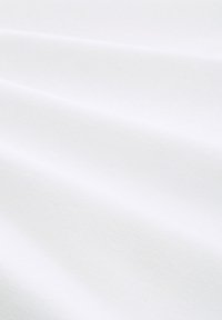 Textil alb cu o textură netedă și o ușoară strălucire, având modele diagonale subtile. Folds ușoare creează umbre blânde și adâncime.