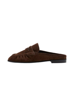 Mocasín marrón de ante con diseño sin cordones, tacón bajo negro y costuras estilo mocasín a lo largo del borde frontal.