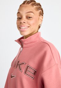 Nike Sportswear LOGO - Ikdienas džemperis - canyon pink/orewood/red sepia