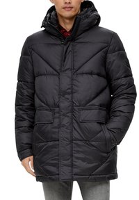 Chaqueta acolchada negra con diseño de rombos, que cuenta con capucha, dos bolsillos frontales y corte recto. El material parece brillante y suave.