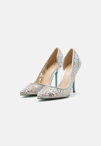 Pumps argentati con tacco alto, effetto pizzo floreale e dettagli in perline, design a punta e tacco turchese. Fodera interna liscia.