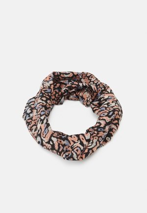 Lichtgewicht stoffen sjaal in lussen met een abstract luipaardprint in zwart, perzik en lichtblauwe tinten, plat gelegd op een witte achtergrond.