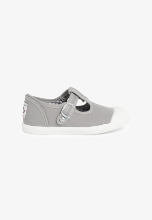 Grå kanvas sko med T-stroppedesign, hvid gummisål, sølvspænde detalje og ternet indvendigt mønster.