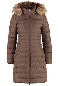 Brązowa kurtka puchowa z kapturem wykończonym futrem, z zamkiem błyskawicznym z przodu oraz kieszeniami po bokach. Pikowany wzór dodaje tekstury; średnia długość zapewnia dodatkowe ciepło.