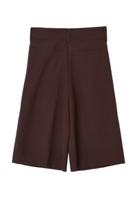 Shorts marron ajustés au design ample, en tissu lisse, avec une taille épurée et sans poches ni embellissements visibles.