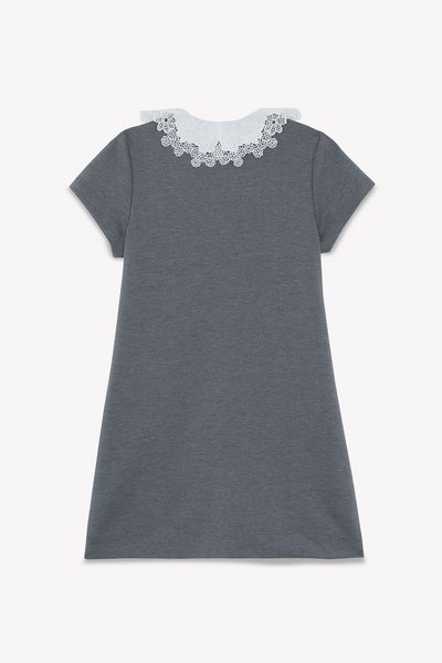 Robe grise à manches courtes avec un col rond et un détail de col en dentelle blanche à l'arrière. Fabriquée en mélange de coton doux.