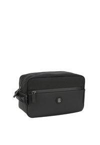 Bolso de cosméticos negro con una parte superior de tela texturizada y un fondo liso. Cuenta con dos cremalleras, un bolsillo frontal y un logo circular.