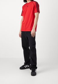 adidas Originals Triko s potiskem - red